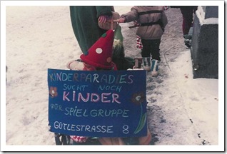 Schild: Kinderparadies sucht noch Kinder für Spielgruppe, Gütlestraße 8